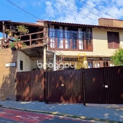 Pousada / Hotel com 490m², 13 quartos (sendo 3 suítes), 2 garagens, no bairro Canasvieiras em Florianópolis