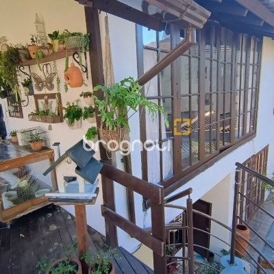 Pousada / Hotel com 490m², 13 quartos (sendo 3 suítes), 2 garagens, no bairro Canasvieiras em Florianópolis