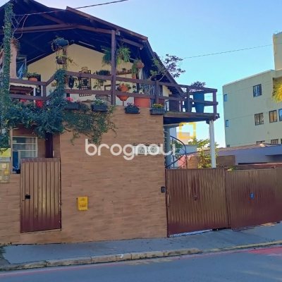 Pousada / Hotel com 490m², 13 quartos (sendo 3 suítes), 2 garagens, no bairro Canasvieiras em Florianópolis