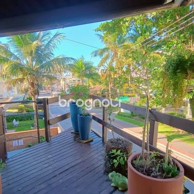 Pousada / Hotel com 490m², 13 quartos (sendo 3 suítes), 2 garagens, no bairro Canasvieiras em Florianópolis