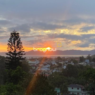 Casa com 100m², 4 quartos, 5 garagens, no bairro Ponta das Canas em Florianópolis