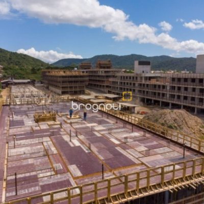 Cobertura com 177m², 3 quartos (sendo 1 suíte), 3 garagens, no bairro Campeche em Florianópolis