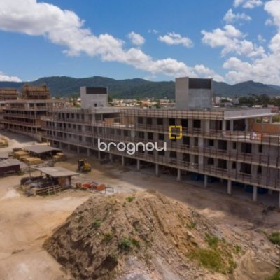 Cobertura com 177m², 3 quartos (sendo 1 suíte), 3 garagens, no bairro Campeche em Florianópolis