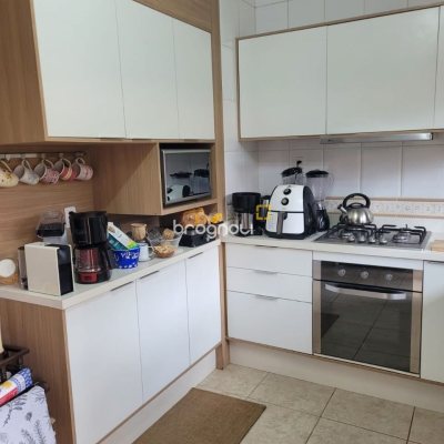 Casa com 123m², 3 quartos (sendo 1 suíte), 2 garagens, no bairro Canasvieiras em Florianópolis
