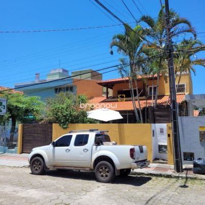 Casa com 123m², 3 quartos (sendo 1 suíte), 2 garagens, no bairro Canasvieiras em Florianópolis