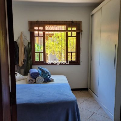 Casa com 123m², 3 quartos (sendo 1 suíte), 2 garagens, no bairro Canasvieiras em Florianópolis
