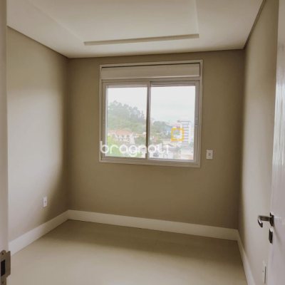 Apartamento com 93m², 3 quartos (sendo 1 suíte), 2 garagens, no bairro Pantanal em Florianópolis