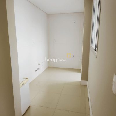 Apartamento com 93m², 3 quartos (sendo 1 suíte), 2 garagens, no bairro Pantanal em Florianópolis