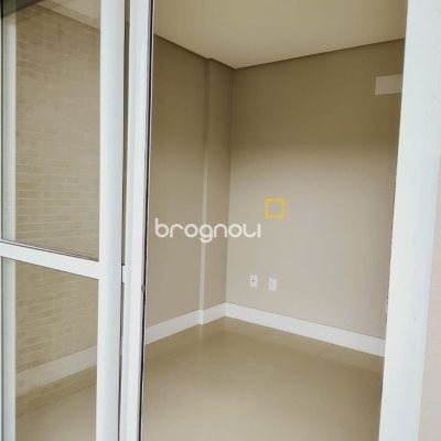 Apartamento com 93m², 3 quartos (sendo 1 suíte), 2 garagens, no bairro Pantanal em Florianópolis