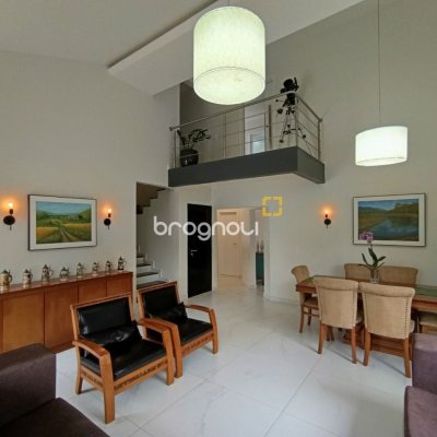 Casa com 440m², 4 quartos (sendo 1 suíte), 3 garagens, no bairro Ingleses em Florianópolis