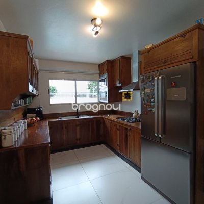 Casa com 440m², 4 quartos (sendo 1 suíte), 3 garagens, no bairro Ingleses em Florianópolis