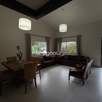 Casa com 440m², 4 quartos (sendo 1 suíte), 3 garagens, no bairro Ingleses em Florianópolis