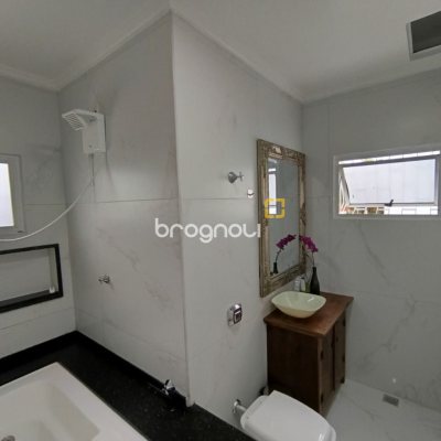 Casa com 440m², 4 quartos (sendo 1 suíte), 3 garagens, no bairro Ingleses em Florianópolis