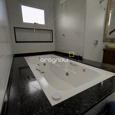 Casa com 440m², 4 quartos (sendo 1 suíte), 3 garagens, no bairro Ingleses em Florianópolis