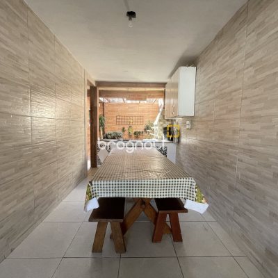 Casa com 350m², 5 quartos (sendo 1 suíte), 4 garagens, no bairro Cachoeira do Bom Jesus em Florianópolis