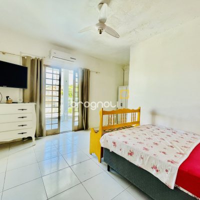 Casa com 350m², 5 quartos (sendo 1 suíte), 4 garagens, no bairro Cachoeira do Bom Jesus em Florianópolis