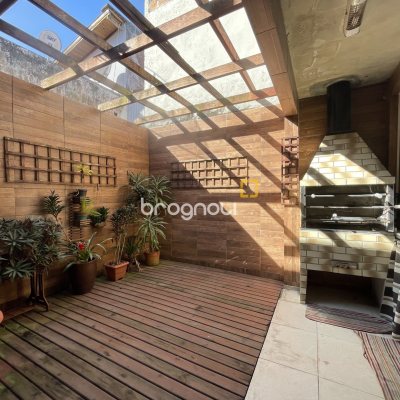 Casa com 350m², 5 quartos (sendo 1 suíte), 4 garagens, no bairro Cachoeira do Bom Jesus em Florianópolis