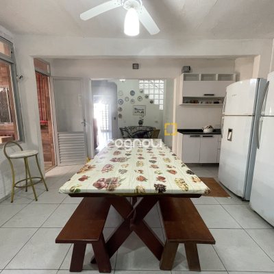 Casa com 350m², 5 quartos (sendo 1 suíte), 4 garagens, no bairro Cachoeira do Bom Jesus em Florianópolis