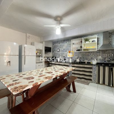 Casa com 350m², 5 quartos (sendo 1 suíte), 4 garagens, no bairro Cachoeira do Bom Jesus em Florianópolis