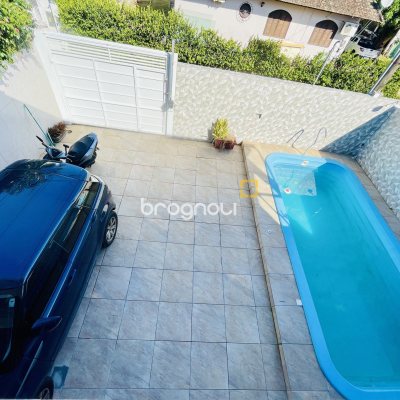 Casa com 350m², 5 quartos (sendo 1 suíte), 4 garagens, no bairro Cachoeira do Bom Jesus em Florianópolis