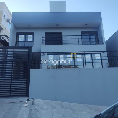 Casa com 184m², 3 quartos (sendo 3 suítes), 2 garagens, no bairro Trindade em Florianópolis