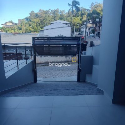 Casa com 184m², 3 quartos (sendo 3 suítes), 2 garagens, no bairro Trindade em Florianópolis