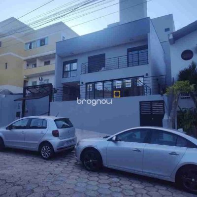 Casa com 184m², 3 quartos (sendo 3 suítes), 2 garagens, no bairro Trindade em Florianópolis