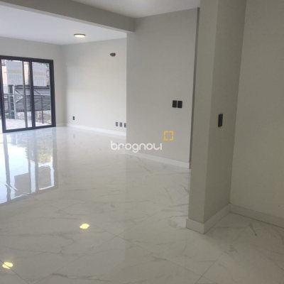 Casa com 184m², 3 quartos (sendo 3 suítes), 2 garagens, no bairro Trindade em Florianópolis