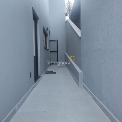 Casa com 184m², 3 quartos (sendo 3 suítes), 2 garagens, no bairro Trindade em Florianópolis