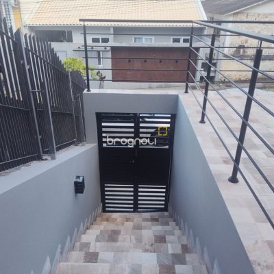 Casa com 184m², 3 quartos (sendo 3 suítes), 2 garagens, no bairro Trindade em Florianópolis