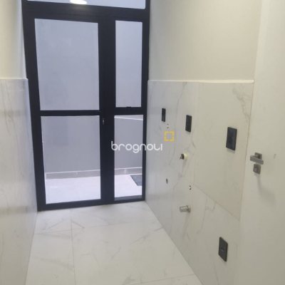 Casa com 184m², 3 quartos (sendo 3 suítes), 2 garagens, no bairro Trindade em Florianópolis