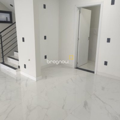 Casa com 184m², 3 quartos (sendo 3 suítes), 2 garagens, no bairro Trindade em Florianópolis