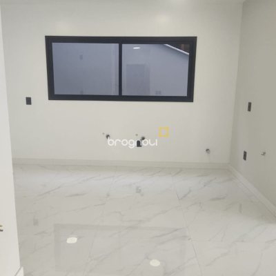 Casa com 184m², 3 quartos (sendo 3 suítes), 2 garagens, no bairro Trindade em Florianópolis