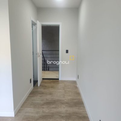 Casa com 184m², 3 quartos (sendo 3 suítes), 2 garagens, no bairro Trindade em Florianópolis