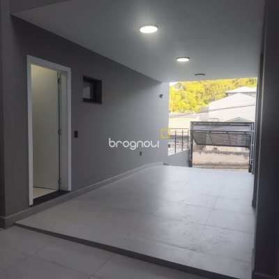 Casa com 184m², 3 quartos (sendo 3 suítes), 2 garagens, no bairro Trindade em Florianópolis