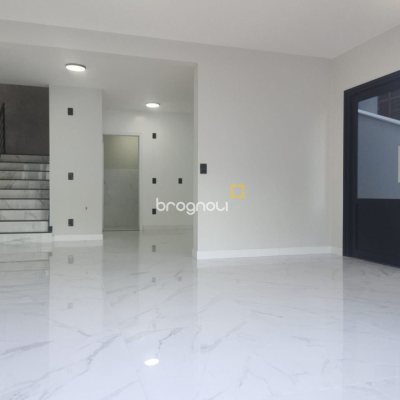 Casa com 184m², 3 quartos (sendo 3 suítes), 2 garagens, no bairro Trindade em Florianópolis
