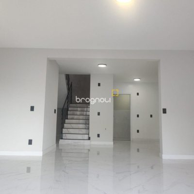 Casa com 184m², 3 quartos (sendo 3 suítes), 2 garagens, no bairro Trindade em Florianópolis
