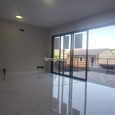 Casa com 184m², 3 quartos (sendo 3 suítes), 2 garagens, no bairro Trindade em Florianópolis