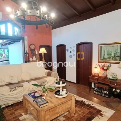 Casa com 490m², 14 quartos (sendo 1 suíte), 2 garagens, no bairro Canasvieiras em Florianópolis