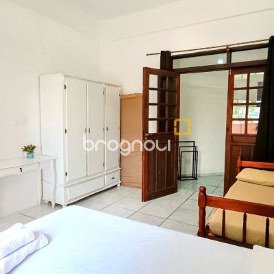 Casa com 490m², 14 quartos (sendo 1 suíte), 2 garagens, no bairro Canasvieiras em Florianópolis