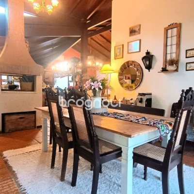 Casa com 490m², 14 quartos (sendo 1 suíte), 2 garagens, no bairro Canasvieiras em Florianópolis