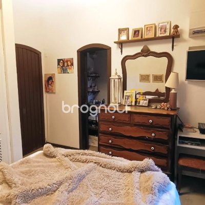 Casa com 490m², 14 quartos (sendo 1 suíte), 2 garagens, no bairro Canasvieiras em Florianópolis