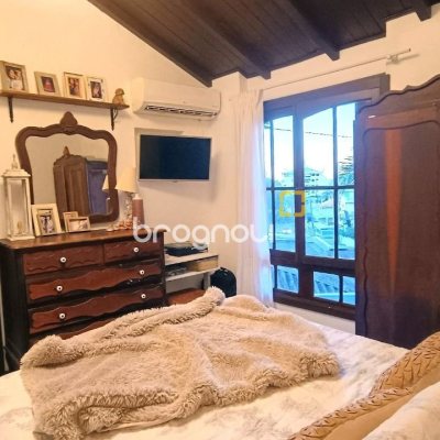 Casa com 490m², 14 quartos (sendo 1 suíte), 2 garagens, no bairro Canasvieiras em Florianópolis