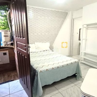 Casa com 490m², 14 quartos (sendo 1 suíte), 2 garagens, no bairro Canasvieiras em Florianópolis