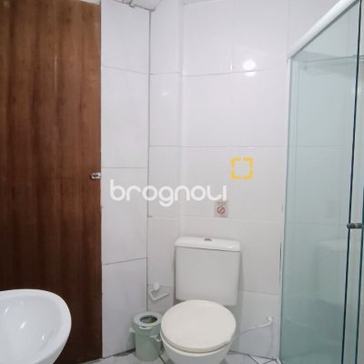 Casa com 490m², 14 quartos (sendo 1 suíte), 2 garagens, no bairro Canasvieiras em Florianópolis