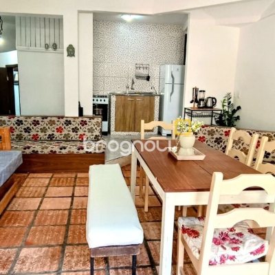 Casa com 490m², 14 quartos (sendo 1 suíte), 2 garagens, no bairro Canasvieiras em Florianópolis