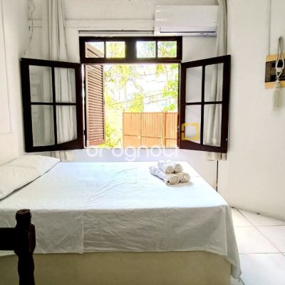 Casa com 490m², 14 quartos (sendo 1 suíte), 2 garagens, no bairro Canasvieiras em Florianópolis