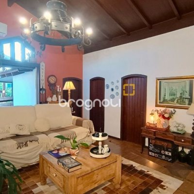Casa com 490m², 14 quartos (sendo 1 suíte), 2 garagens, no bairro Canasvieiras em Florianópolis