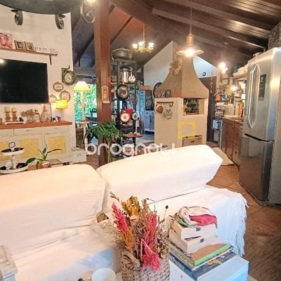 Casa com 490m², 14 quartos (sendo 1 suíte), 2 garagens, no bairro Canasvieiras em Florianópolis
