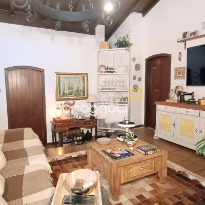 Casa com 490m², 14 quartos (sendo 1 suíte), 2 garagens, no bairro Canasvieiras em Florianópolis